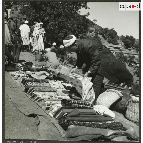 Ouled Haddada. Aspects du marché. [légende d'origine]