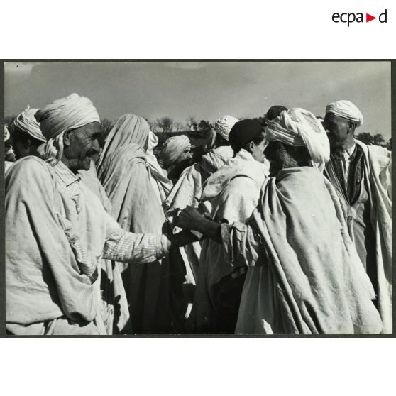 Ouled Haddada, février 1962. Aïd Kébir. Après la prière, tout le monde s'embrasse sur la main. [légende d'origine]