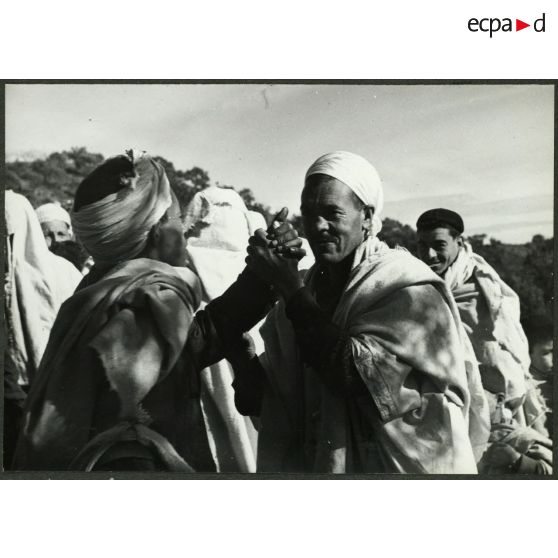 Ouled Haddada, février 1962. Aïd Kébir. Après la prière, tout le monde s'embrasse sur la main. [légende d'origine]