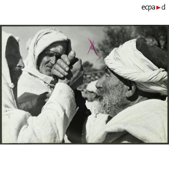 Ouled Haddada, février 1962. Aïd Kébir. Après la prière, tout le monde s'embrasse sur la main. [légende d'origine]