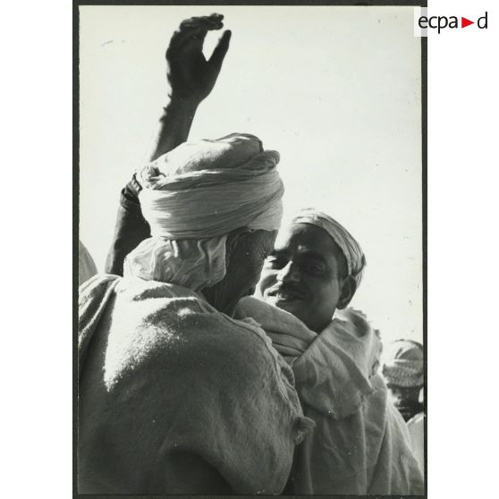 Ouled Haddada, février 1962. Aïd Kébir. Accolade. [légende d'origine]