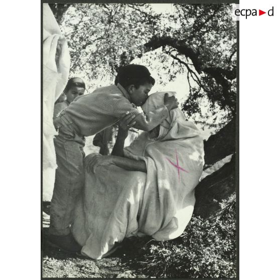 Ouled Haddada, février 1962. Aïd Kébir. Hommage filial. [légende d'origine]