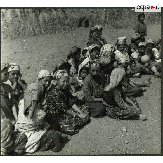 Ouled Haddada, avril 1961. Un méchoui. Attente. [légende d'origine]