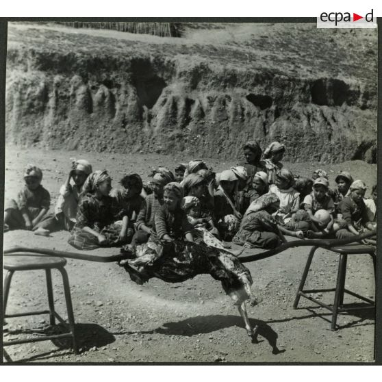 Ouled Haddada, avril 1961. Un méchoui. Attente. [légende d'origine]