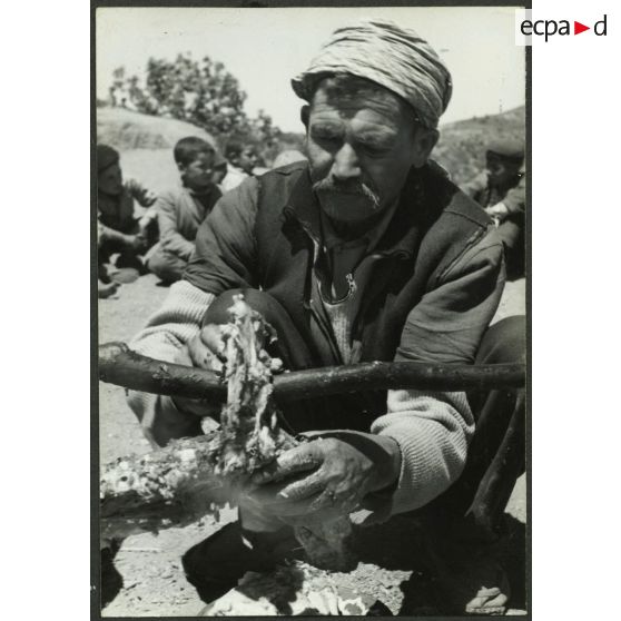 Ouled Haddada, avril 1961. Un méchoui. Boudaoud Mohamed. [légende d'origine]