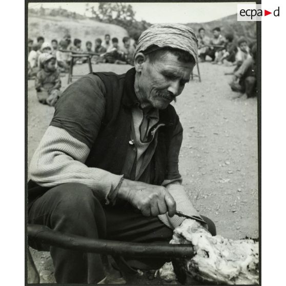 Ouled Haddada, avril 1961. Un méchoui. Boudaoud Mohamed. [légende d'origine]