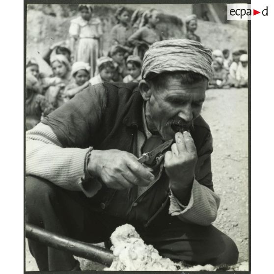 Ouled Haddada, avril 1961. Un méchoui. Boudaoud Mohamed. [légende d'origine]