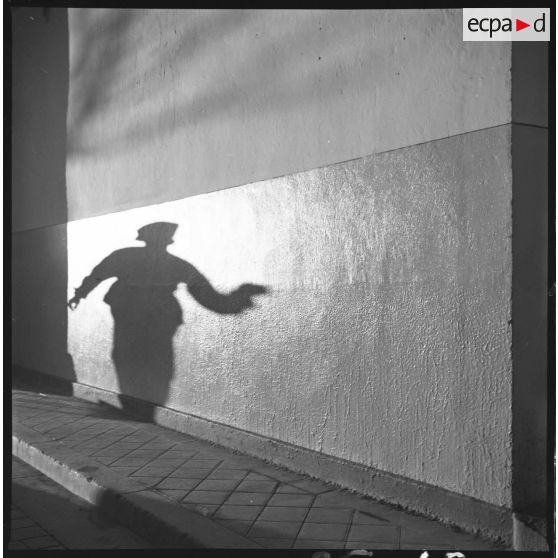 Clermont Ferrand, 92e RI (Noël : consigné !). "Une seule ombre au mur s'est profilée", "Et je viendrai chez vous comme un voleur…". Composition sur un mur de la caserne du 92e RI. [légende d'origine]