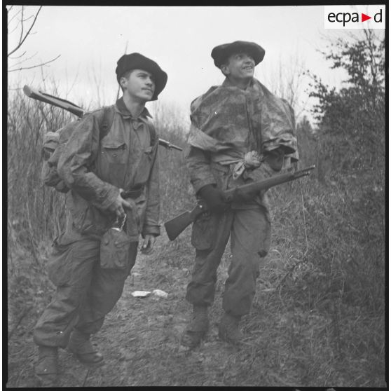 Rallye entre Trévignin et Pragondran. Etape mémorable sous la pluie. Ridelle et Auger, appelés 13e BCA à Chambéry, contingent 1960 2/A (marche à la fourragère). [légende d'origine]