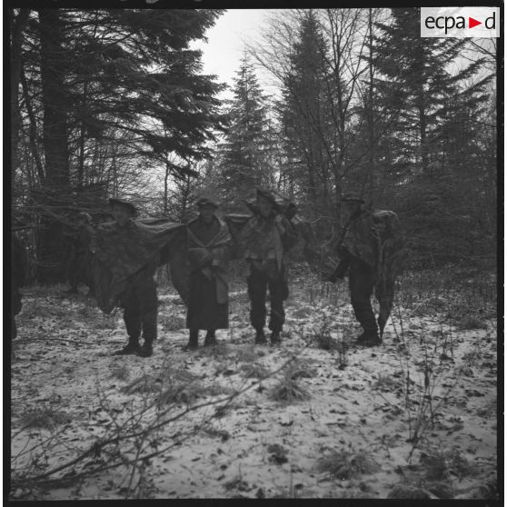 Rallye. La photo souvenir de la journée. Guy Sandon, Yves Roux, Benko, Gérard Petitot, appelés 1960 2/A. Les bidasses sous la neige, entre Trévignin et Pragondran. 13e BCA, octobre 1960. [légende d'origine]