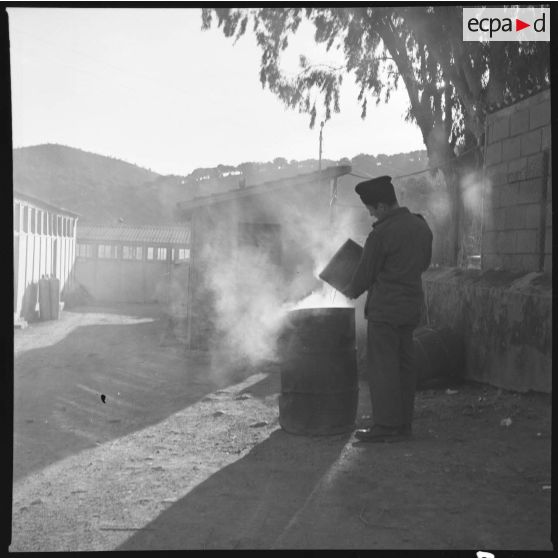 Quartier Barbot 13e BCA Chambéry. Octobre 1960. Corvée d'ordures… [légende d'origine]