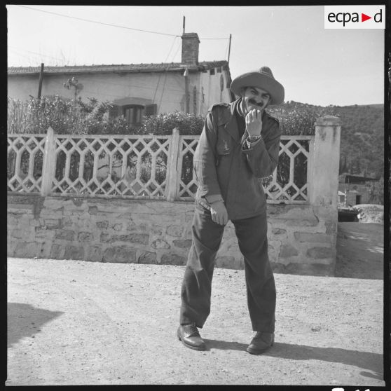 Sergent Raybaud. 92e RI, Clermont Ferrand, automne 1960. [légende d'origine]