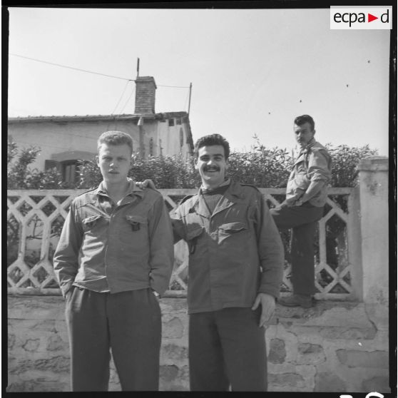 Caporal Dien, sergent Raybaud, caporal-chef Bladier. 92e RI, Clermont Ferrand, automne 1960. [légende d'origine]