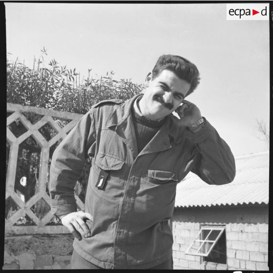 Sergent Raybaud imitant Louis de Funès ! 92e RI, Clermont Ferrand. [légende d'origine]