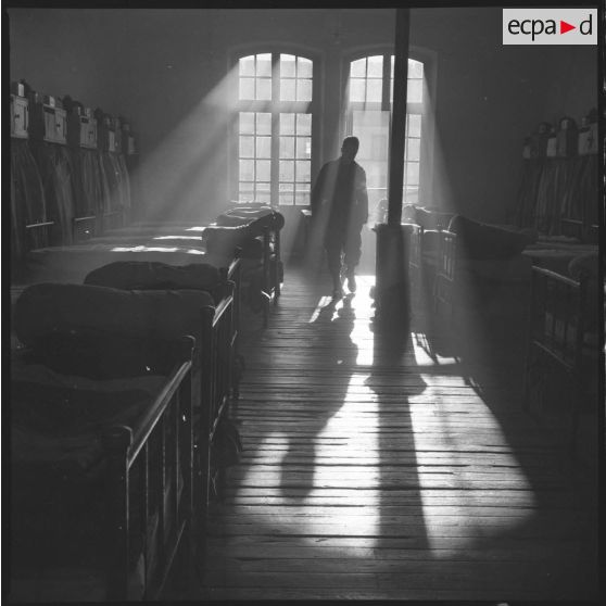 Clermont Ferrand, 92e RI, automne 1960. Rayons de soleil dans la chambrée. Poêle à charbon et parquet ciré ! [légende d'origine]