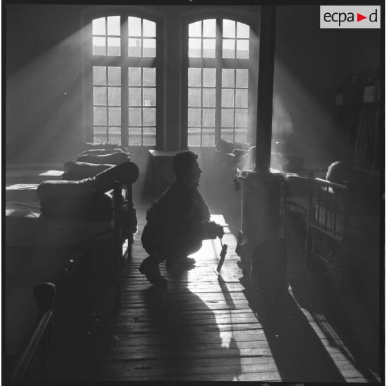 Clermont Ferrand, 92e RI. La chambrée, le poêle, la fumée… et le garde-piaule (Augier appelé). [légende d'origine]