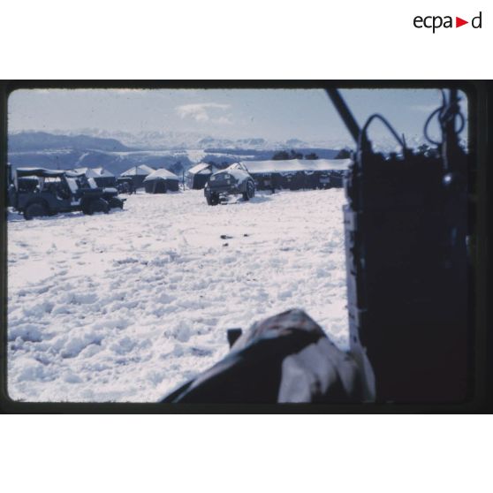 Forêt de Tamesguida, campement 2/13 RDP [régiment de dragons parachutistes]. [légende d'origine]