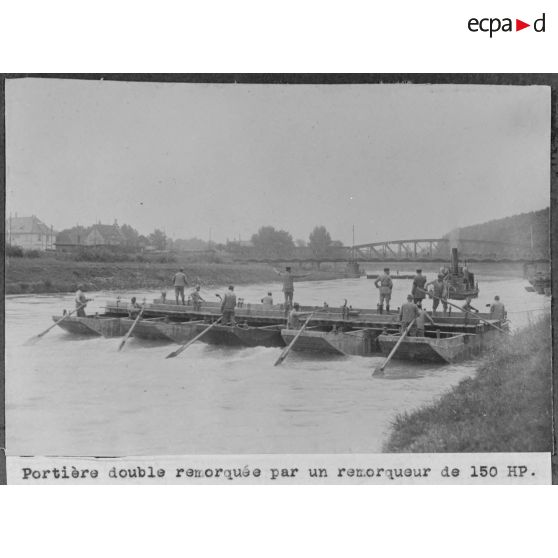 Portière double remorquée par un remorqueur de 150 HP. [légende d'origine]