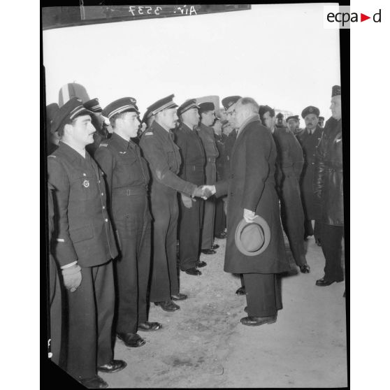 Présentation par le lieutenant-colonel Soufflet des officiers du groupe Lorraine à Charles Tillon.