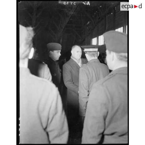Présentation par le lieutenant-colonel Soufflet des officiers du groupe Lorraine à Charles Tillon.