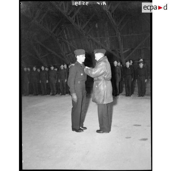 Décoration du lieutenant-colonel Soufflet par le général Bouscat.
