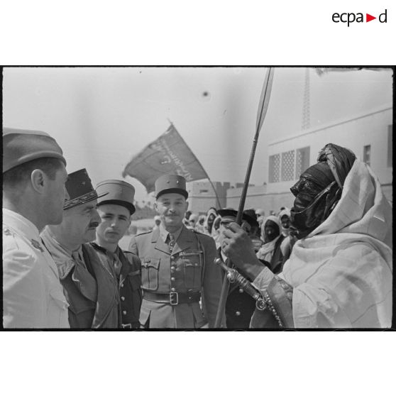 Présentation, à Ghât, des notables et caïds au général de corps d'armée Henry Martin, commandant le 19e corps d'armée (CA).