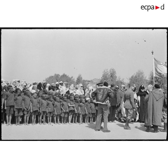 Présentation des enfants de l'école de Ghât au général de corps d'armée Henry Martin, commandant le 19e corps d'armée (CA).