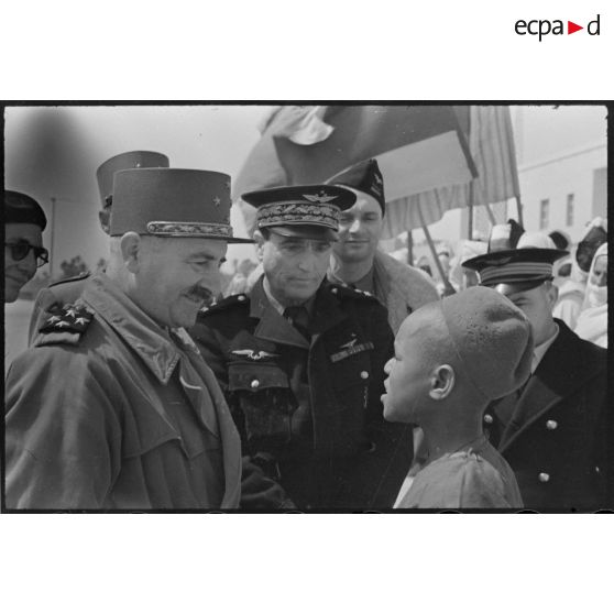 Un enfant de l'école de Ghât s'adresse au général de corps d'armée Henry Martin, commandant le 19e corps d'armée (CA).