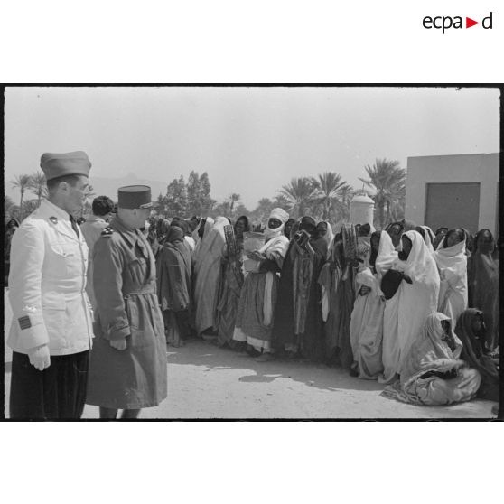 Le général de corps d'armée Henry Martin, commandant le 19e corps d'armée (CA) est accueilli par des danseuses Touaregs, à Ghât.