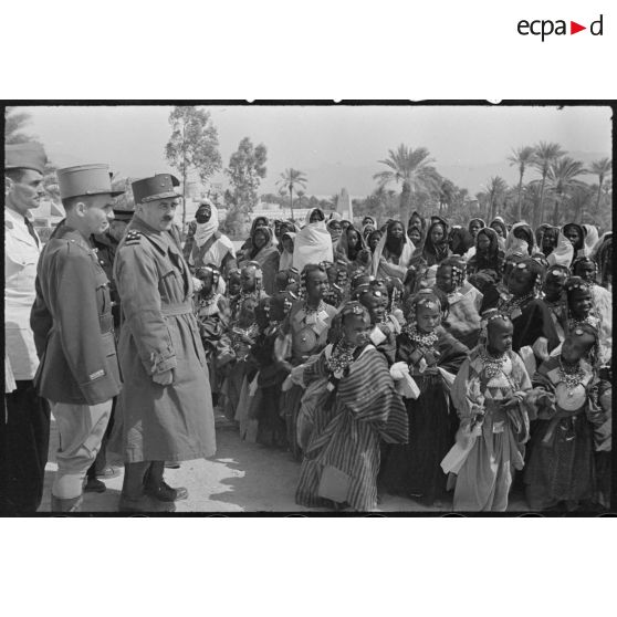Le général de corps d'armée Henry Martin, commandant le 19e corps d'armée (CA) assiste à un spectacle de danse organisé par des danseuses Touaregs, à Ghât.