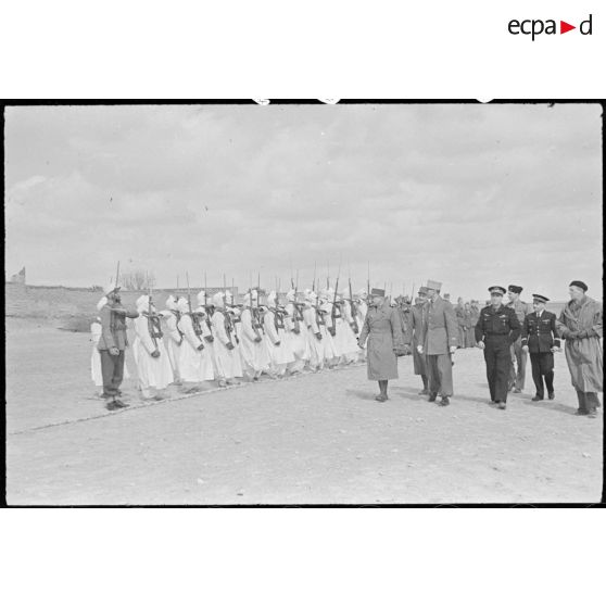 Le général de corps d'armée Henry Martin, commandant le 19e corps d'armée (CA), passe en revue les troupes méharistes à Rhadames.