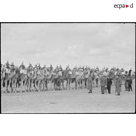 Le général de corps d'armée Henry Martin, commandant le 19e corps d'armée (CA), passe en revue les troupes méharistes montées, à Rhadames.