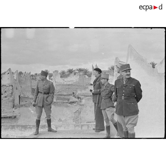 Le général de corps d'armée Henry Martin, commandant le 19e corps d'armée (CA) et quelques officiers visitent Rhadames.