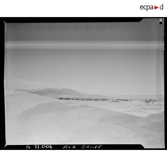 Vue sur un campement et un terrain d'aviation militaire dans la région de Tebessa.