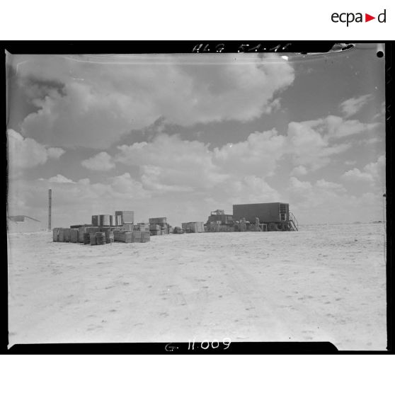 Déchargement d'un camion militaire près d'un campement de la région de Tebessa.