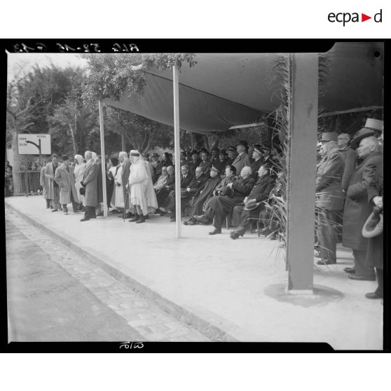 Tribune d'officiels lors de la cérémonie commémorative du centenaire Pierre Savorgnan de Brazza, grande figure de l'expansion coloniale française, à Alger.