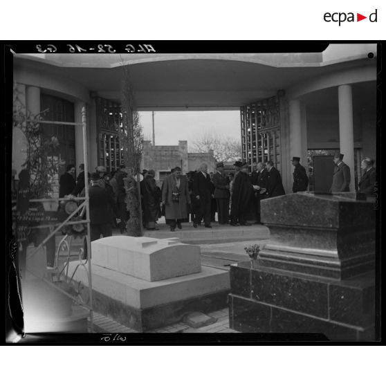 Officiels civils et militaires lors des commémorations du centenaire de Pierre Savorgnan de Brazza au cimetière chrétien Bru d'Alger.