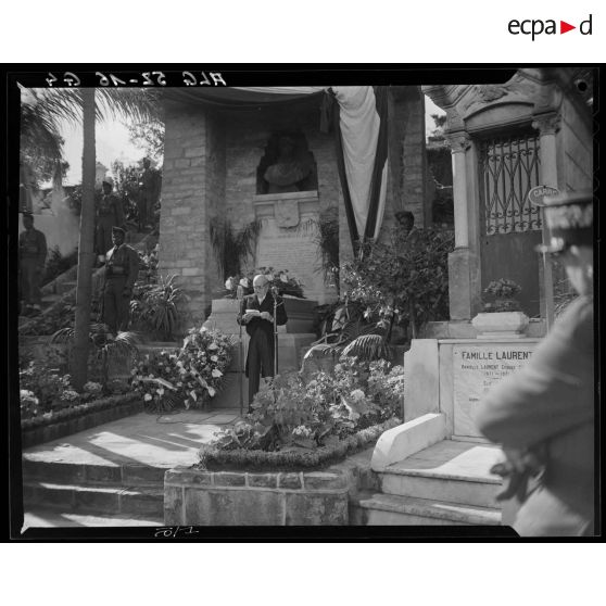 Discours d'un officiel devant la tombe de Pierre Savorgnan de Brazza au cimetière Bru d'Alger à l'occasion de son centenaire.
