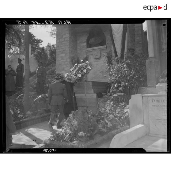 Dépôt d'une gerbe sur la tombe de Pierre Savorgnan de Brazza au cimetière Bru d'Alger à l'occasion de son centenaire.