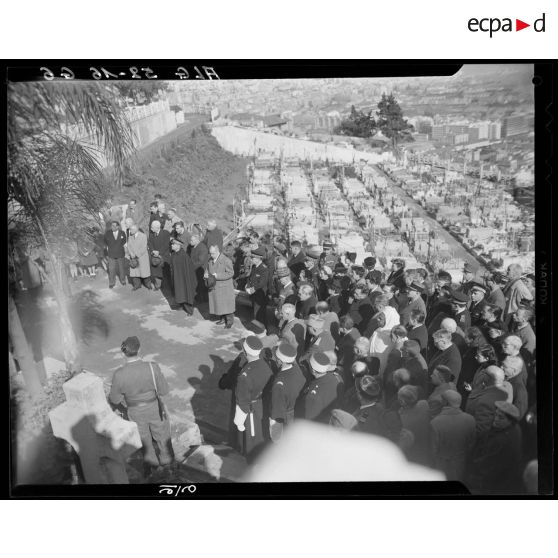 Recueillement devant la tombe de Pierre Savorgnan de Brazza au cimetière Bru d'Alger à l'occasion de son centenaire.