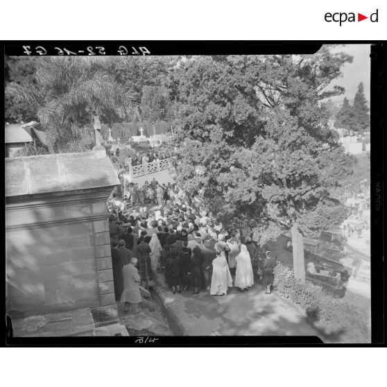 Recueillement devant la tombe de Pierre Savorgnan de Brazza au cimetière Bru d'Alger à l'occasion de son centenaire.