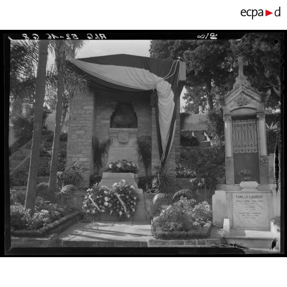 Gerbes sur la tombe de Pierre Savorgnan de Brazza au cimetière Bru d'Alger à l'occasion de son centenaire.