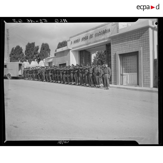 Tirailleurs en présentez-armes devant le cimetière chrétien Bru à Alger lors des commémorations du centenaire de Pierre Savorgnan de Brazza.
