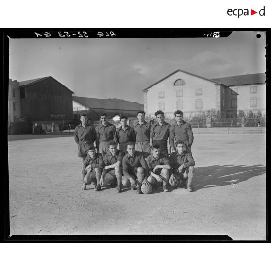 Match de football d'équipes militaires en Algérie.