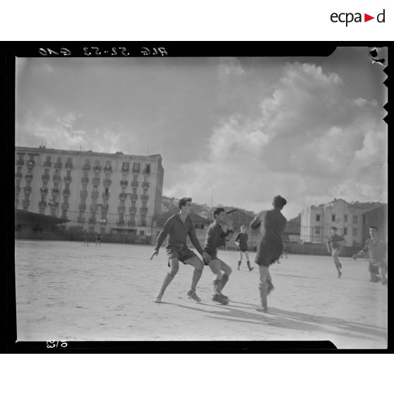 Match de football d'équipes militaires en Algérie.
