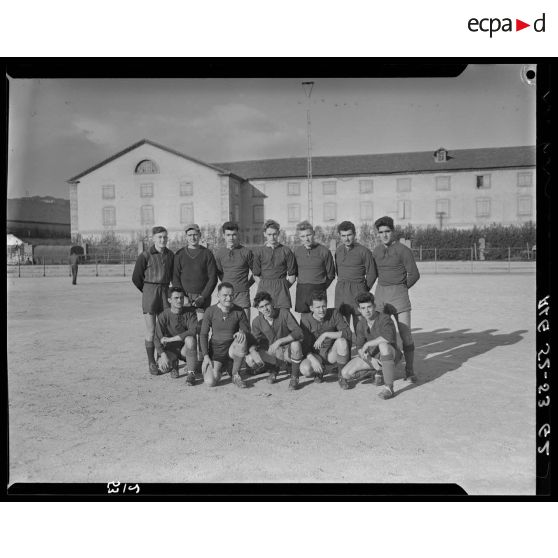 Match de football d'équipes militaires en Algérie.
