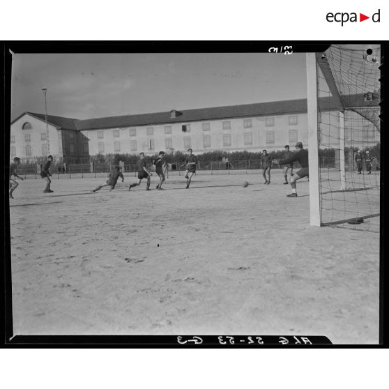 Match de football d'équipes militaires en Algérie.
