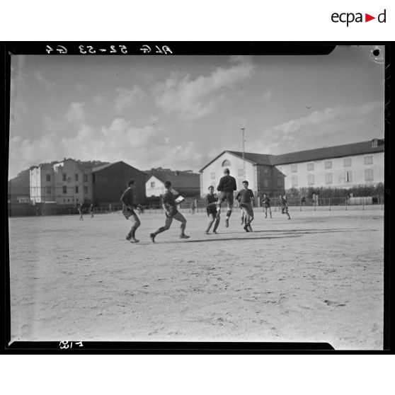 Match de football d'équipes militaires en Algérie.