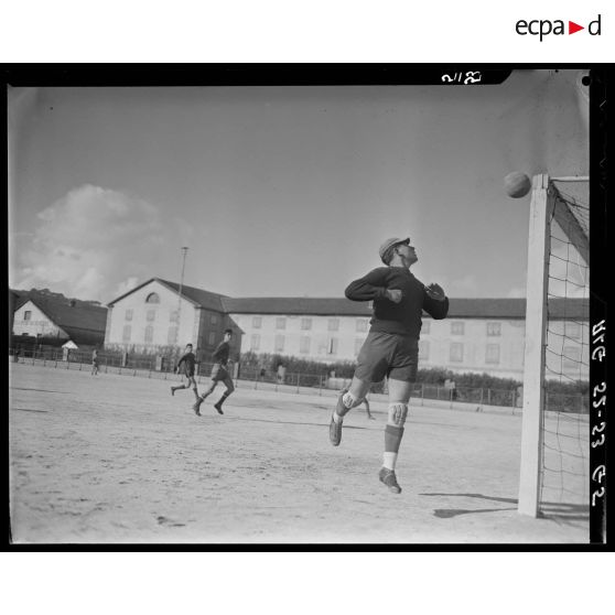Match de football d'équipes militaires en Algérie.