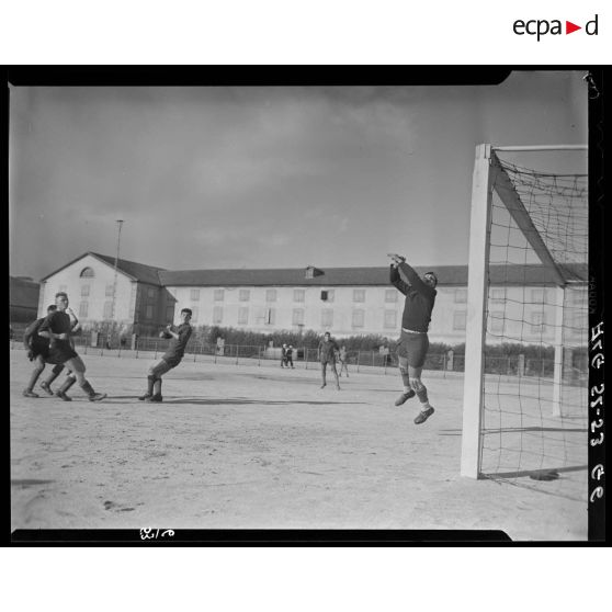 Match de football d'équipes militaires en Algérie.